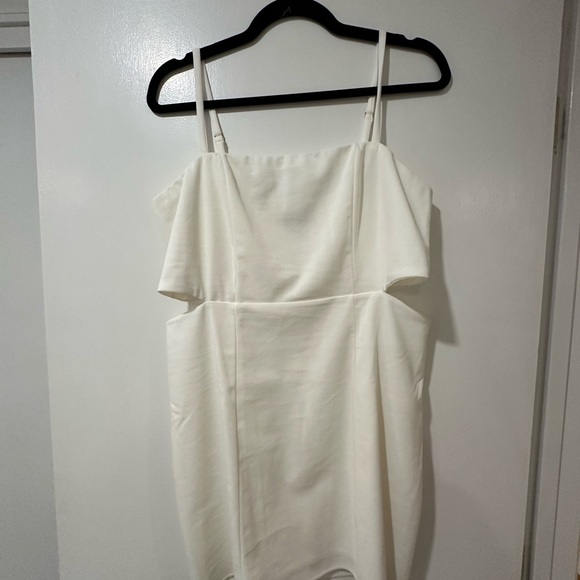 Elegant White Sleeveless Dress - Picture 2 of 4